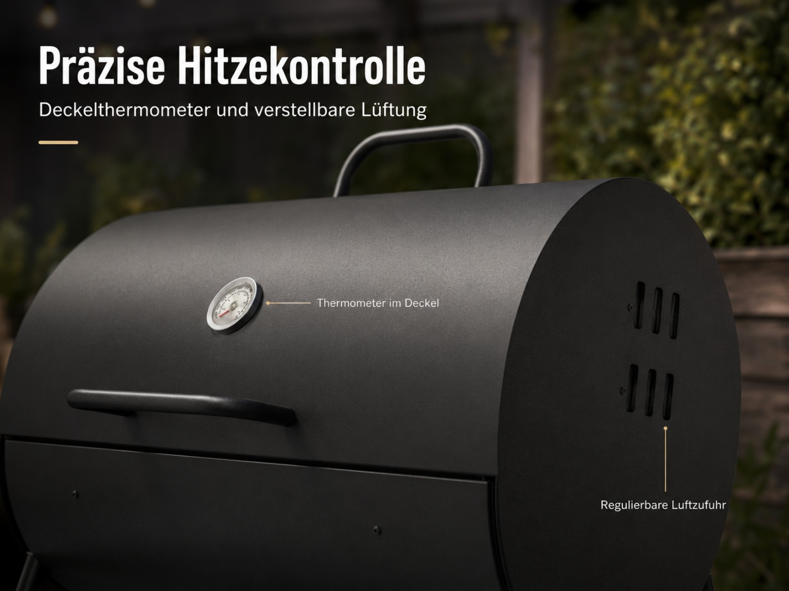 Schwarzer Grill mit Thermometer und Lüftungsschlitzen, im Freien.