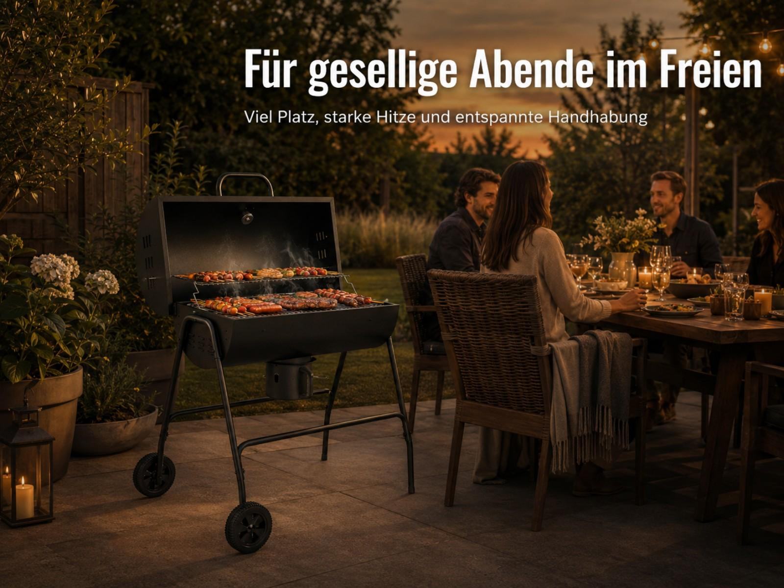 Grill mit Essen und Menschen am Tisch bei Sonnenuntergang.