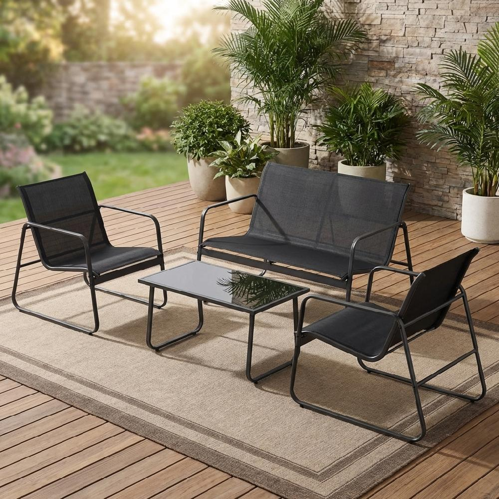 Set di mobili da patio neri con sedie, divanetto e tavolo su un tappeto.