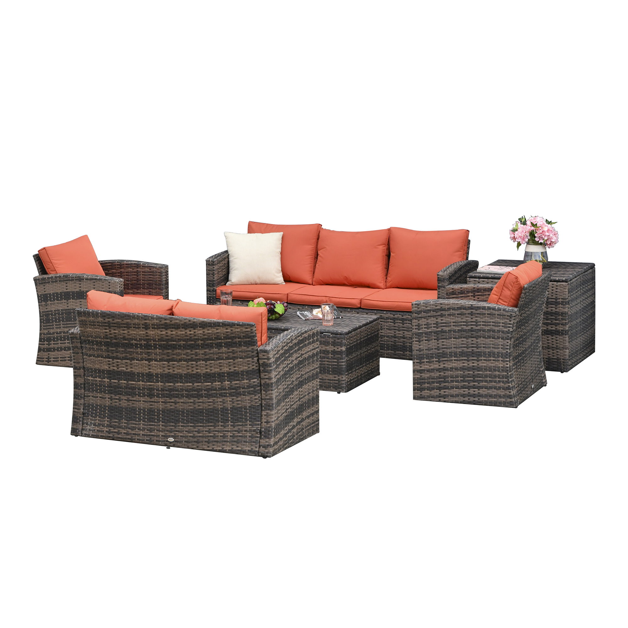 Mobili da giardino in rattan marrone con cuscini arancioni e tavolino con fiori.