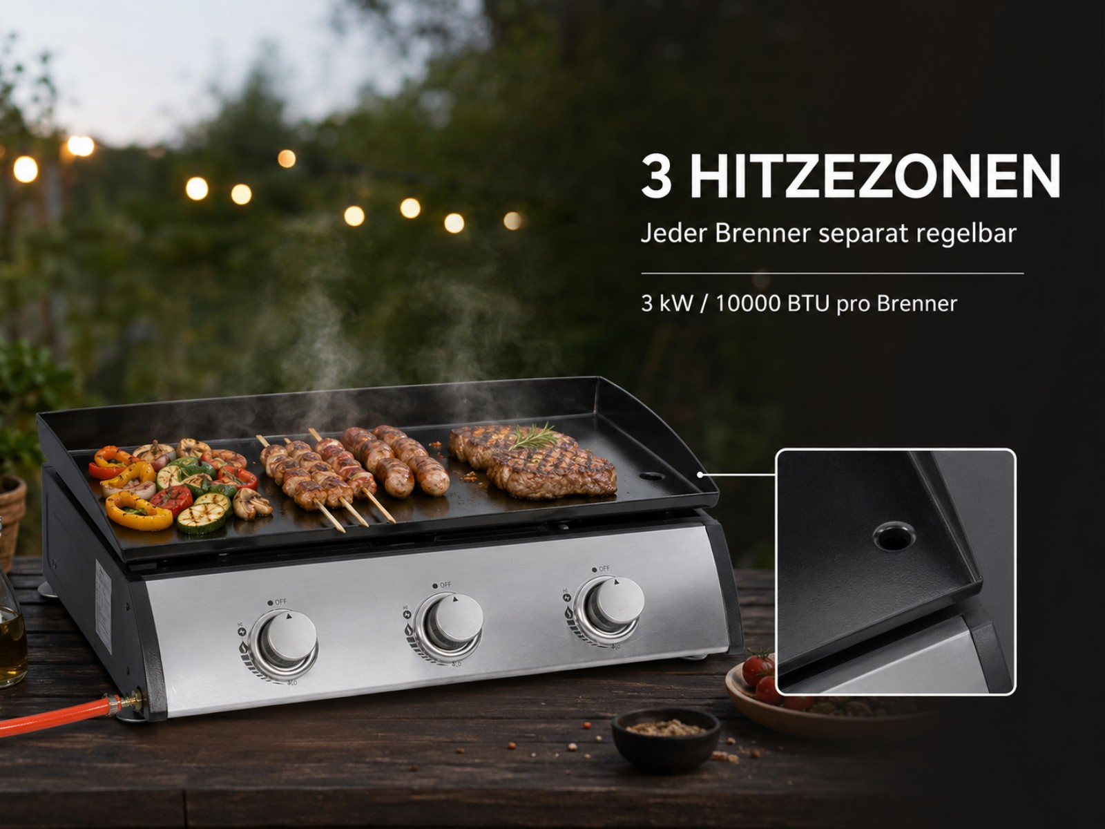 Grill mit Fleischspießen, Wurst, Gemüse und Steak. Draußen bei Nacht mit Lichterketten.