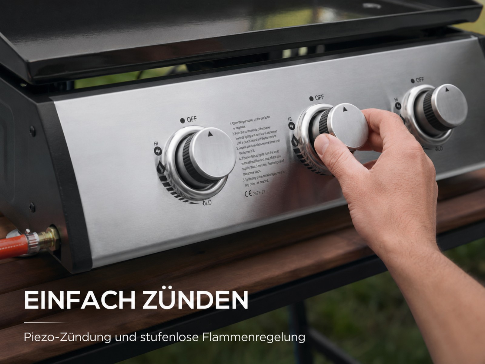 Eine Hand dreht den Knopf eines Gasgrills, um die Flamme einzustellen.
