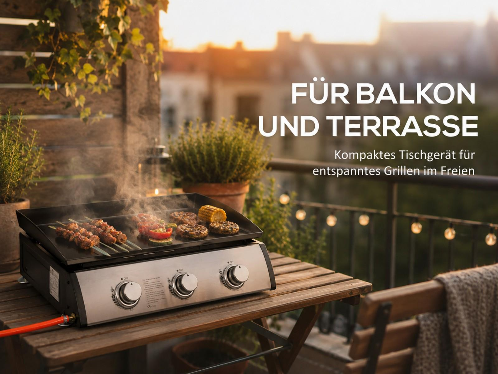 Grill mit Fleischspießen, Burgern und Maiskolben auf einem Holztisch bei Sonnenuntergang.
