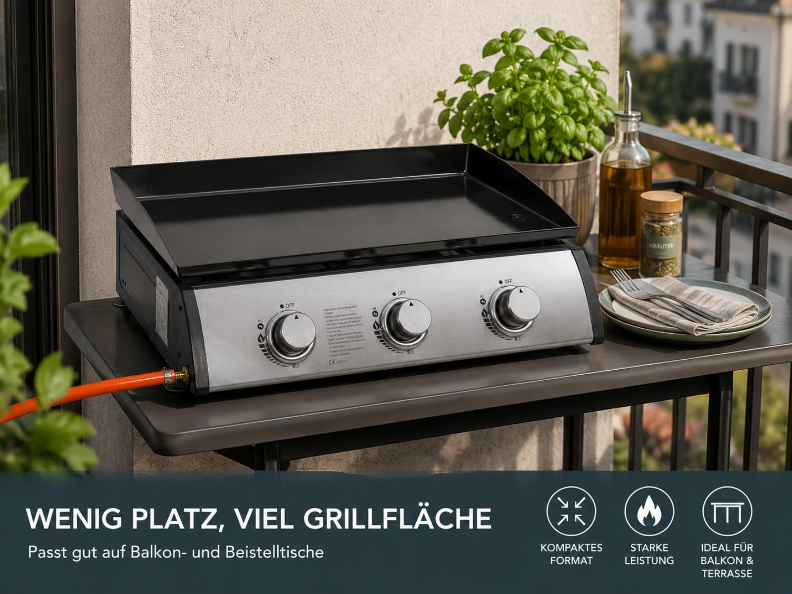 Ein Gasgrill mit drei Reglern steht auf einem Balkontisch. daneben sind Kräuter und Öl.