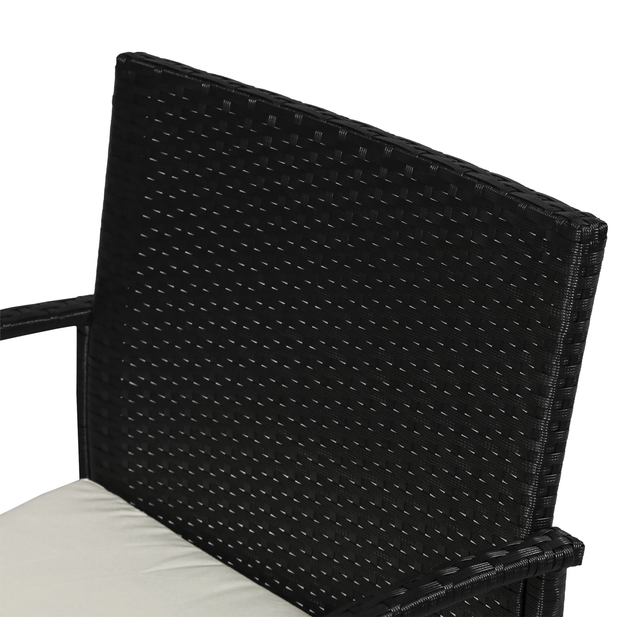 Sedia in rattan nero con cuscino color crema, primo piano.