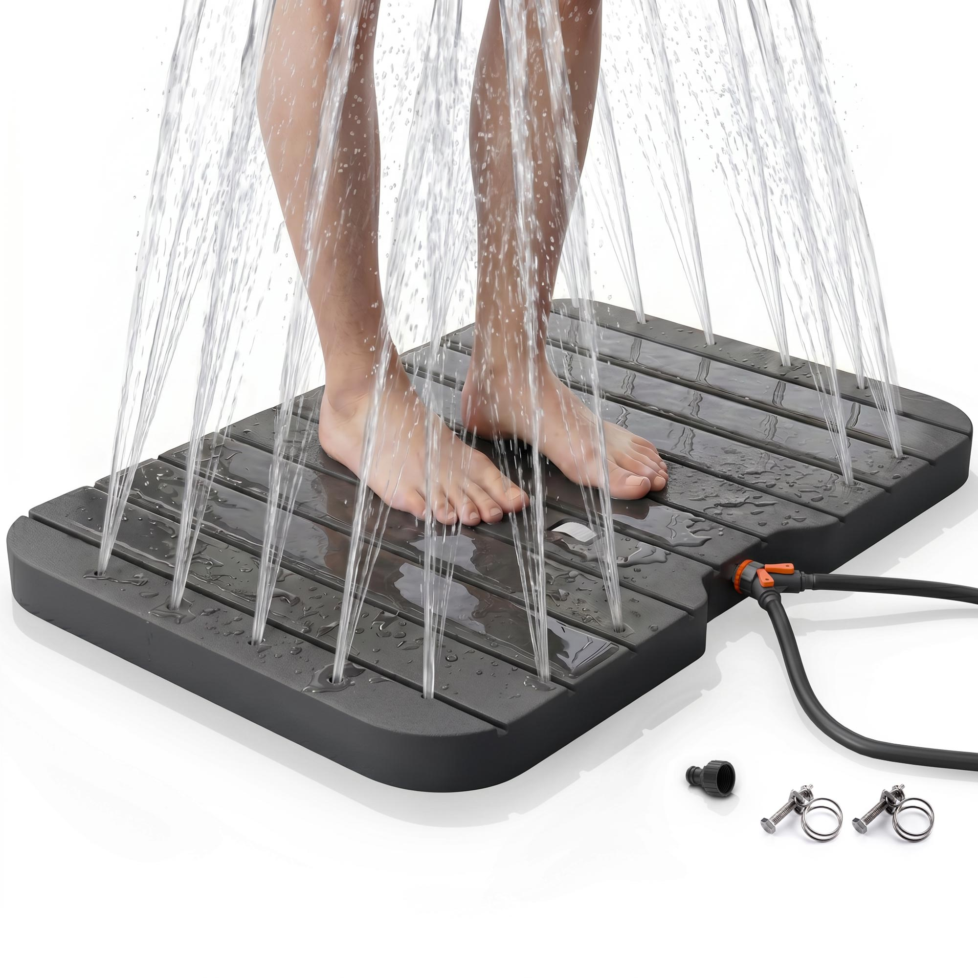 Füße auf einer dunklen Duschplattform unter Wasserstrahlen. Zubehör liegt daneben.