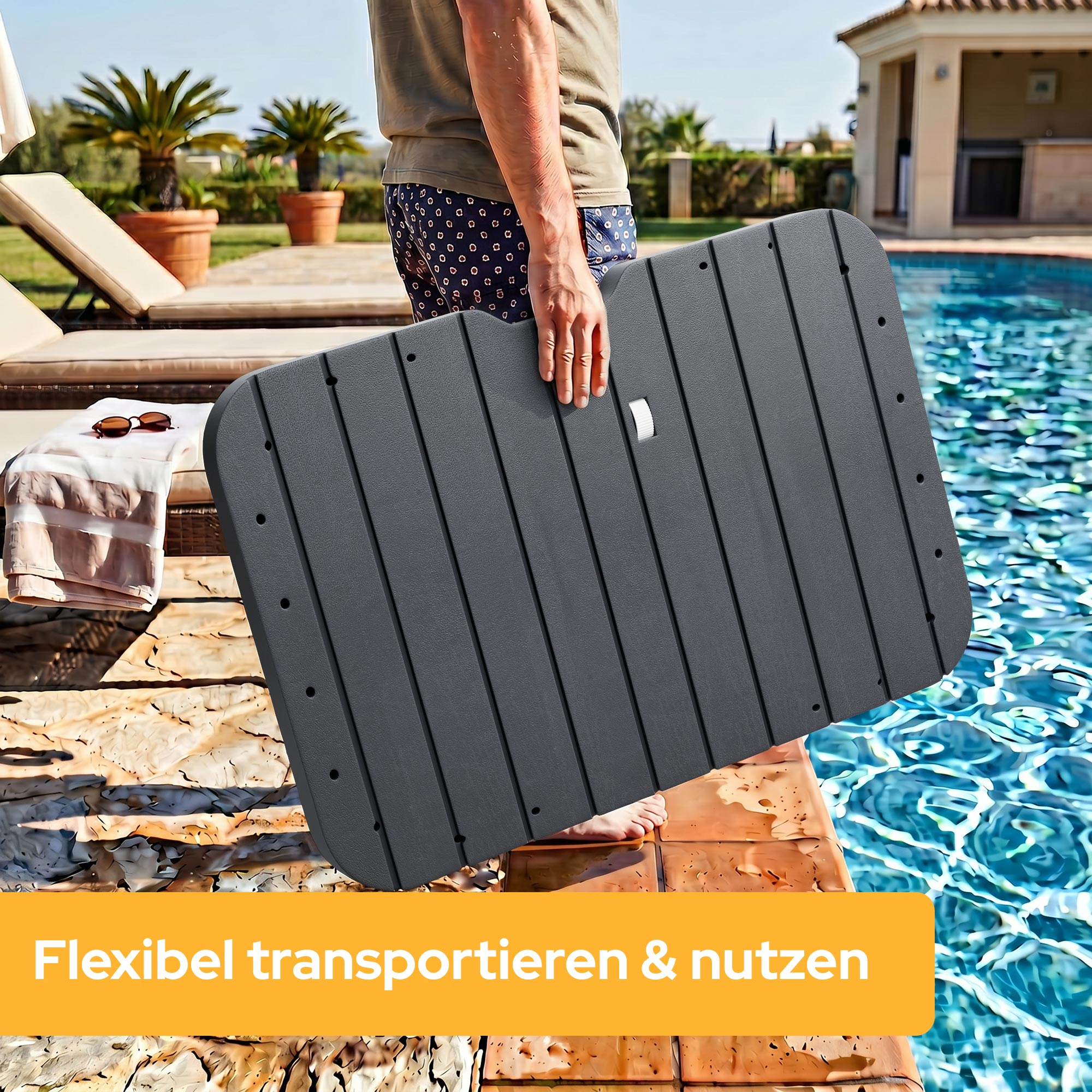 Mann hält graue Platte am Pool mit Sonnenliegen und Palmen im Hintergrund.