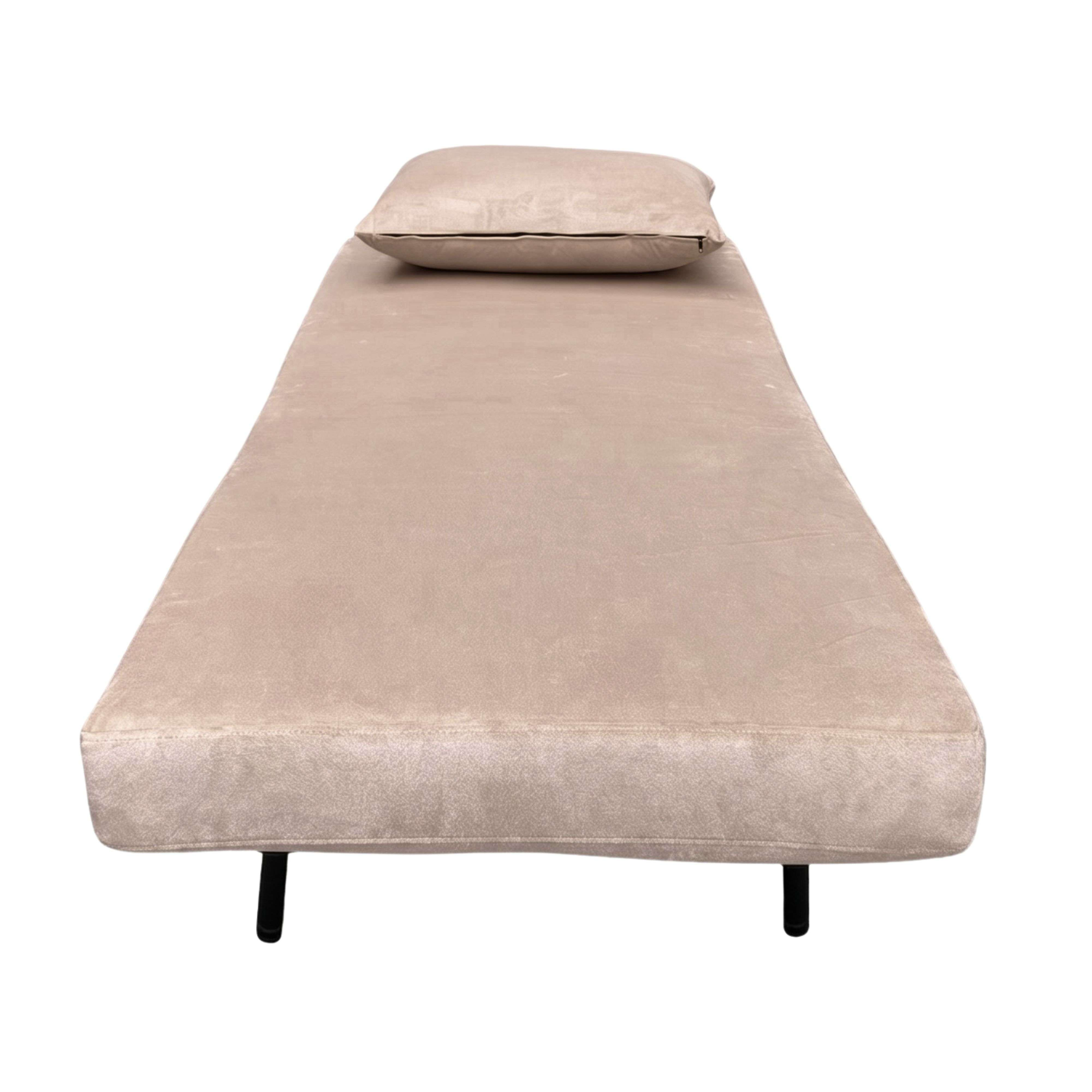 Un sofá cama beige con una almohada descansa sobre patas negras sobre fondo blanco.