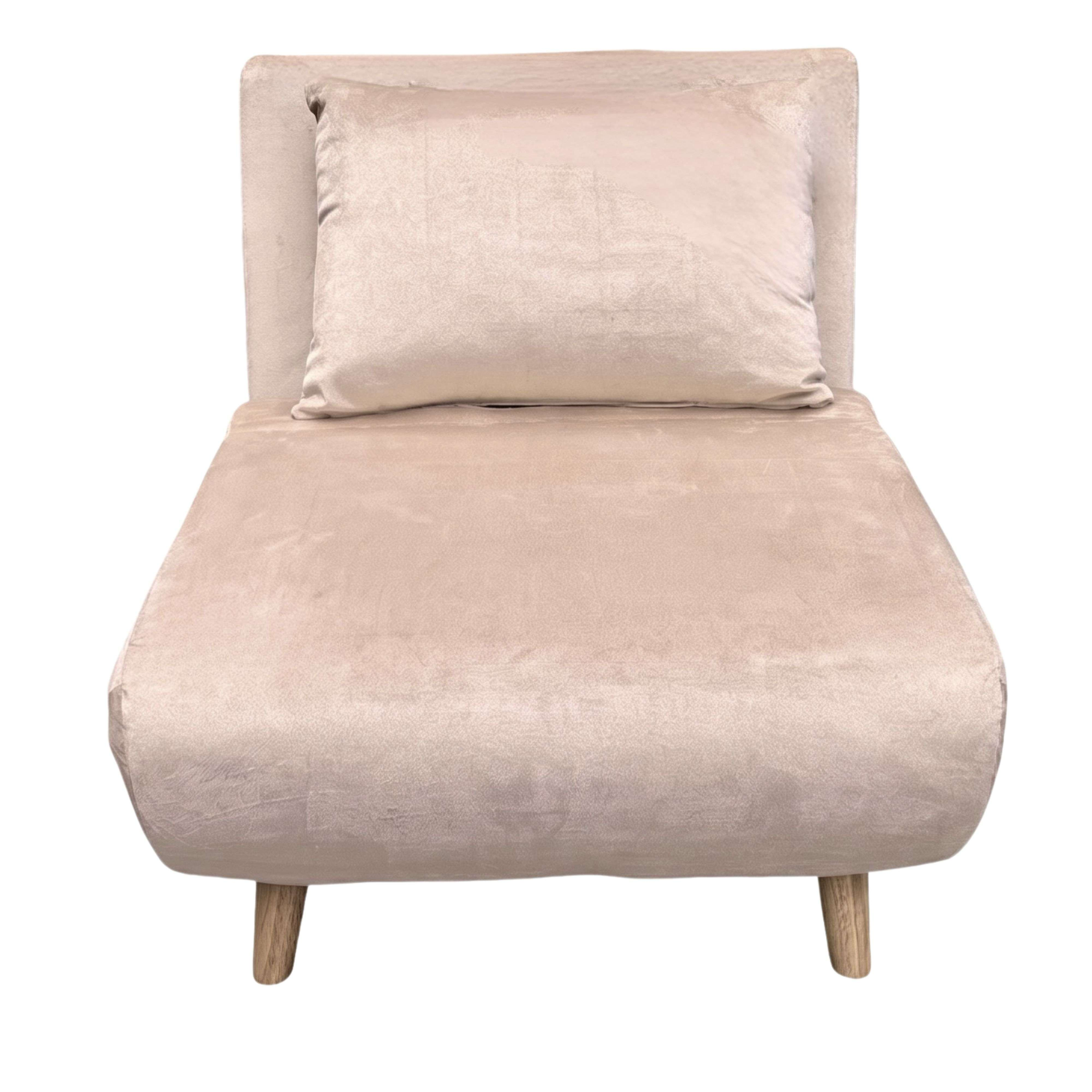 Un sillón beige claro con un cojín, sobre patas de madera.