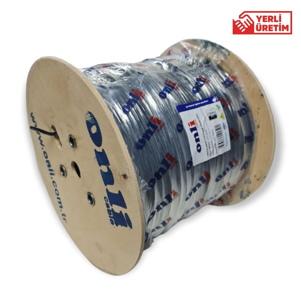 Plastik filme sarılı siyah kabloya sahip ahşap kablo makarası.