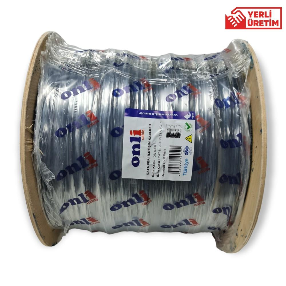 Plastikle kaplı, gümüş renkli kablolu büyük ahşap kablo makarası göbeği.