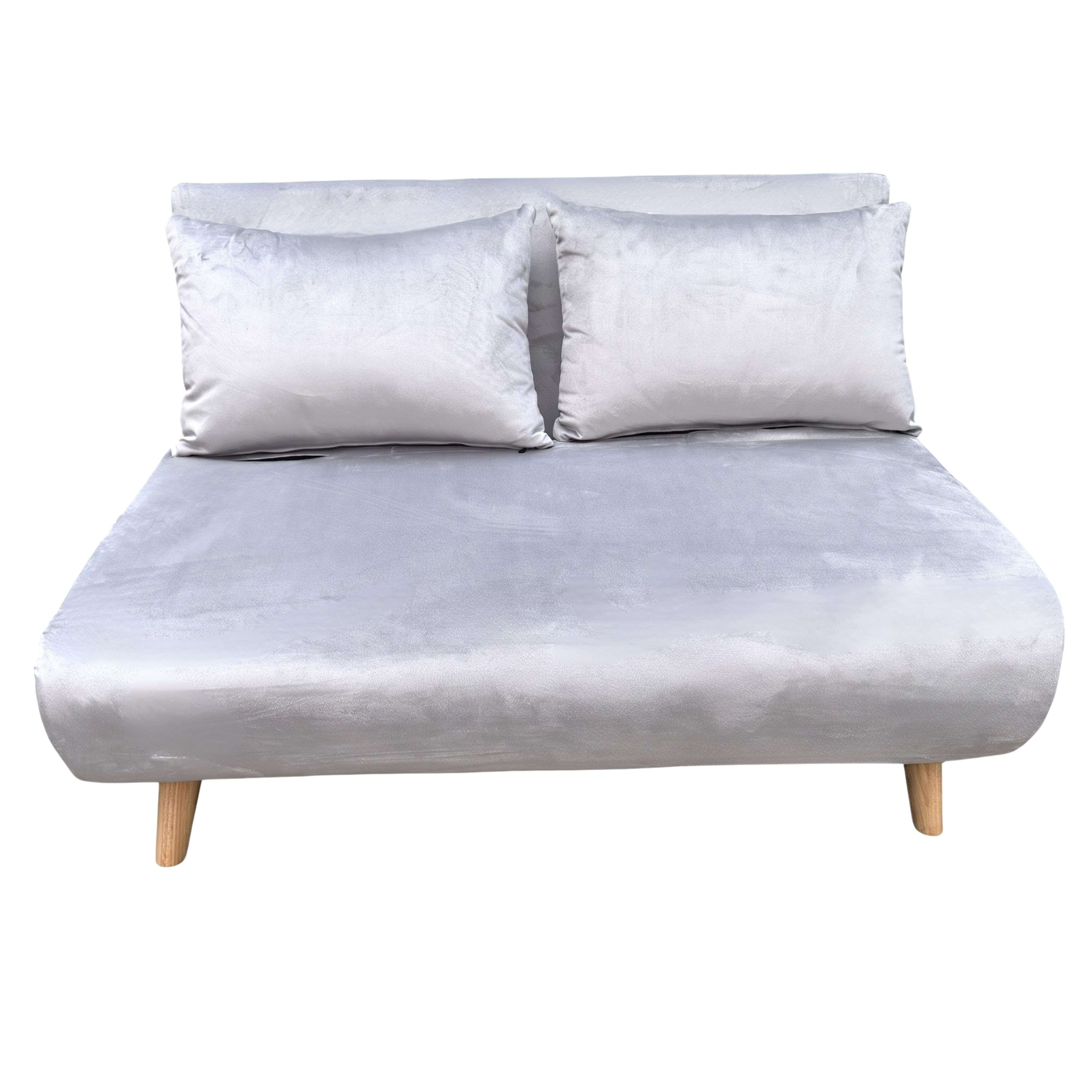 Un sofá cama plateado con dos cojines y patas de madera.
