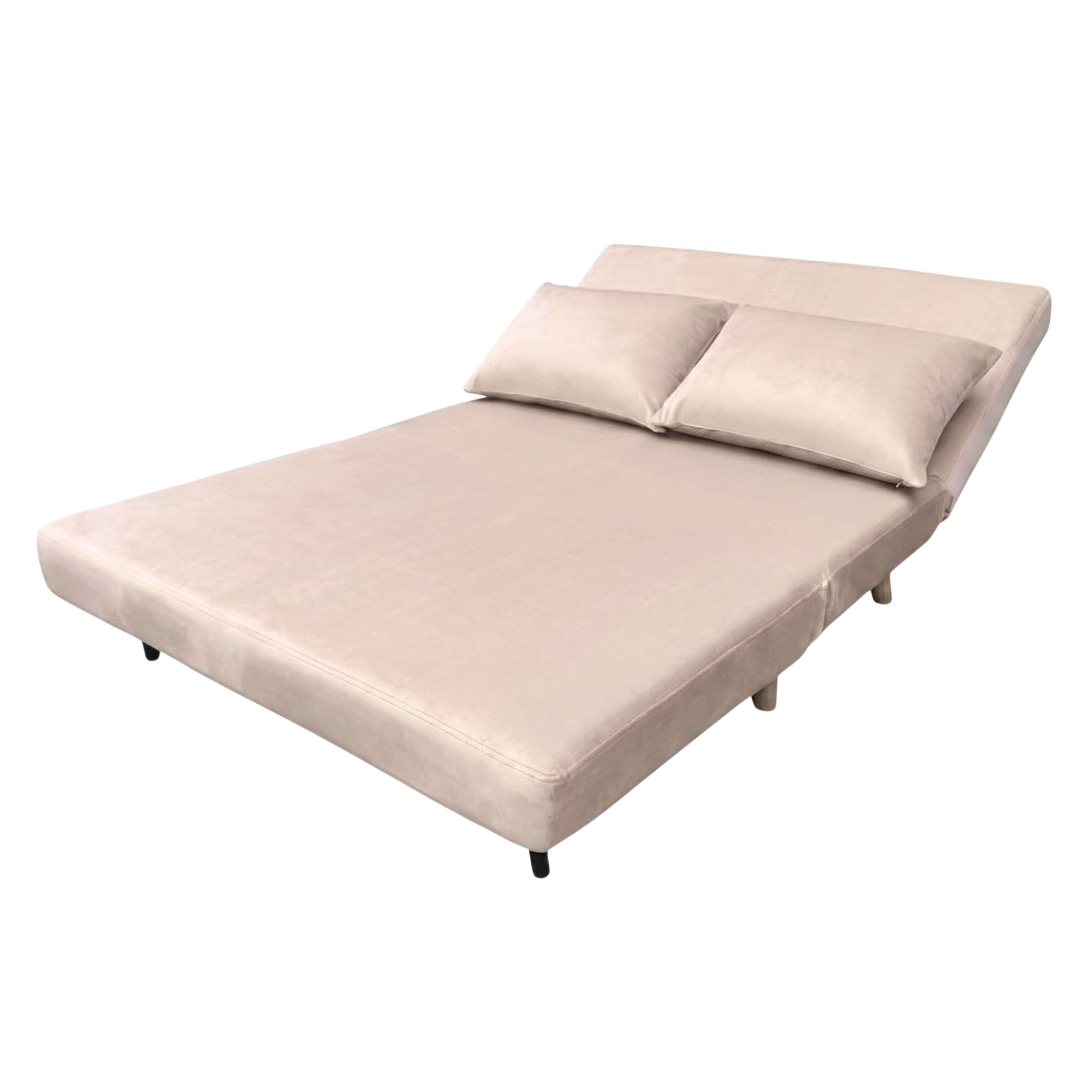 Un sofá cama beige con dos cojines, sobre fondo blanco.
