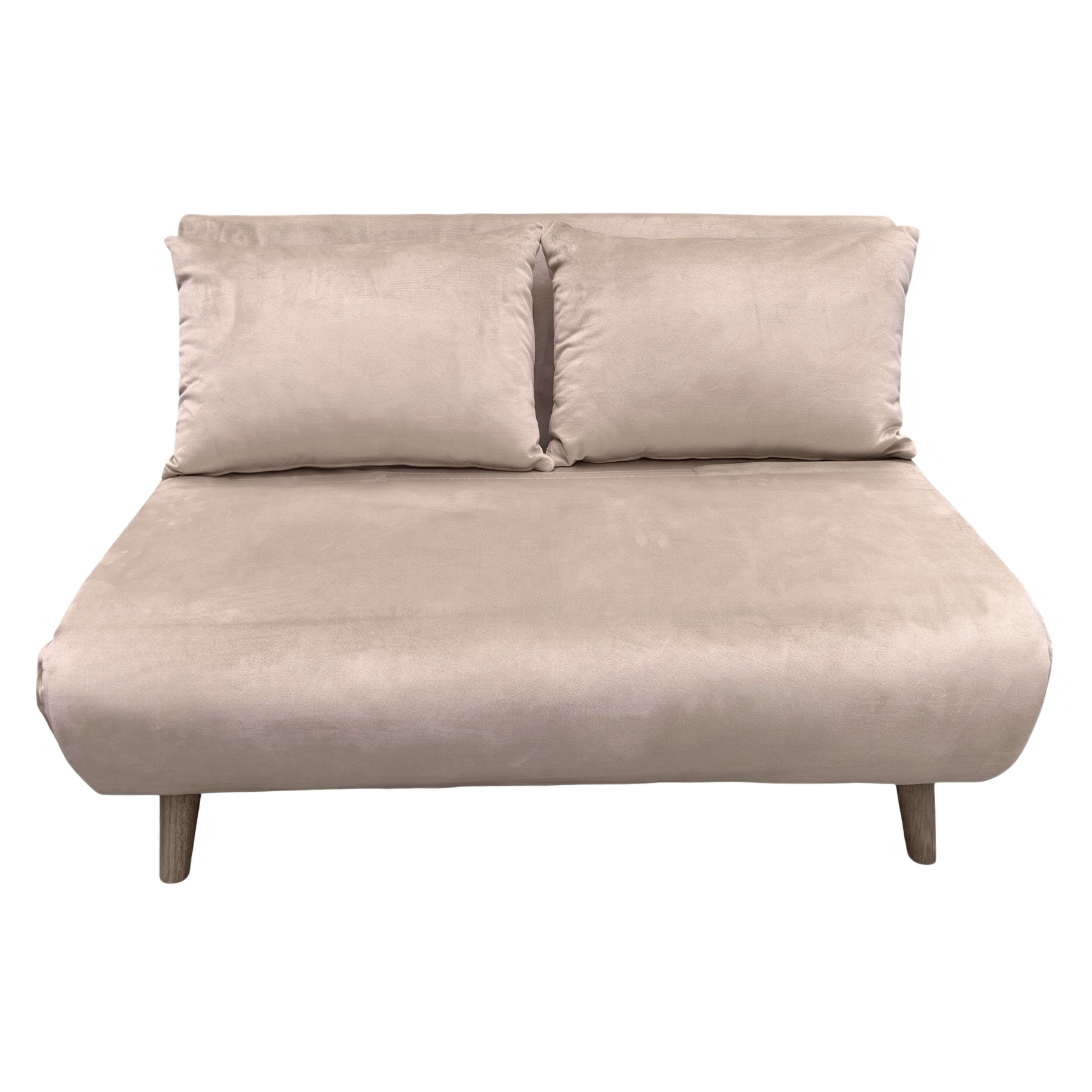Un sofá beige claro con dos cojines y cuatro patas de madera.