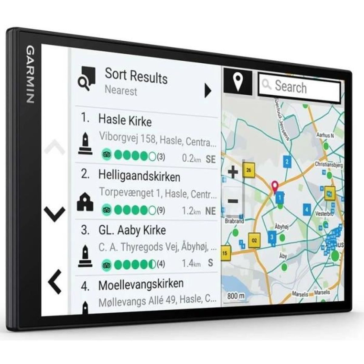 Urządzenie Garmin pokazuje listę kościołów z adresami, ocenami i odległościami.