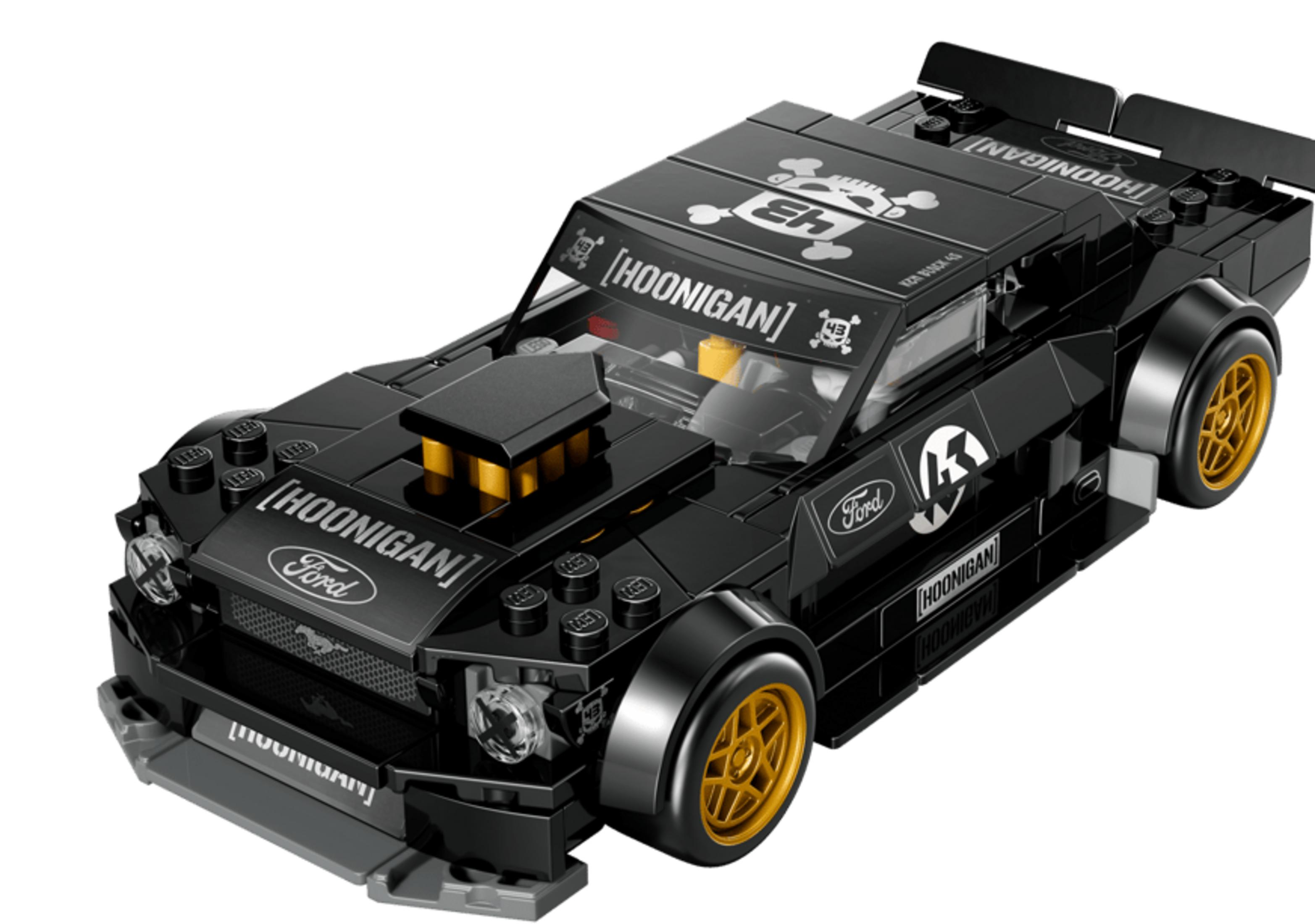 Czarny samochód z Lego ze złotymi felgami, napisem "Hoonigan" i grafiką czaszki.