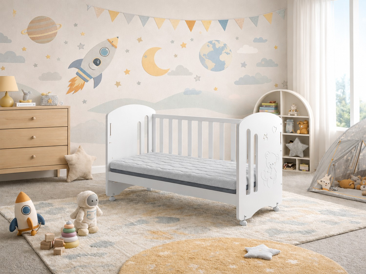 Una cuna blanca en una habitación temática del espacio con juguetes y una cómoda.