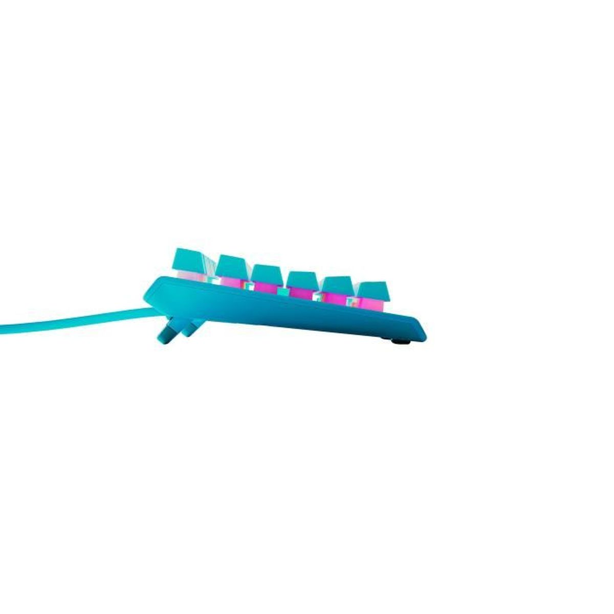 Eine blaue Tastatur mit pinken Akzenten, von der Seite gesehen.