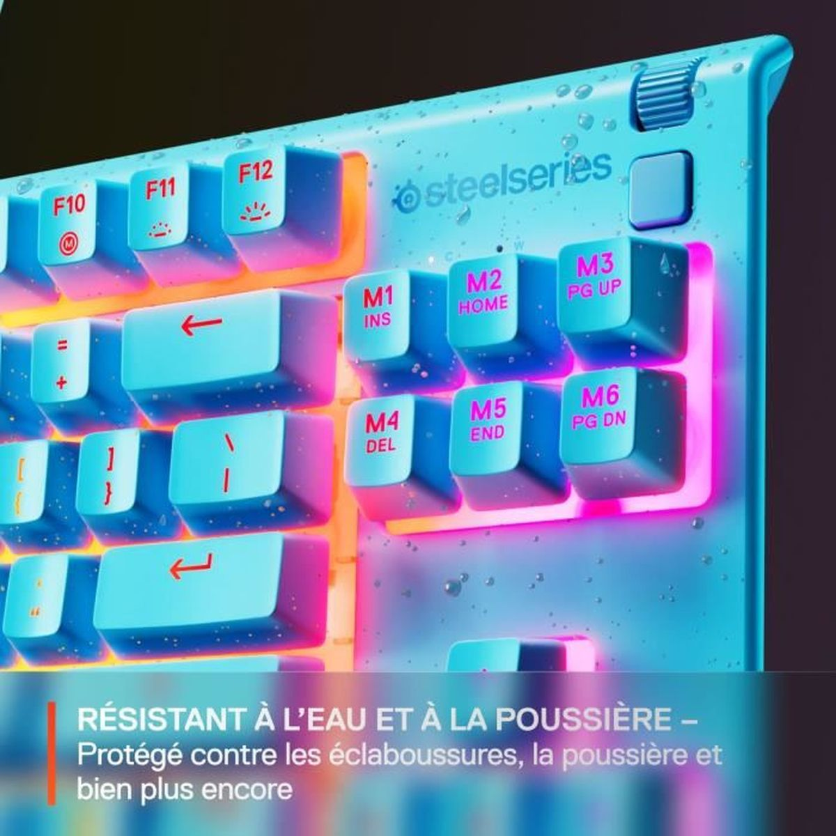 Eine hellblaue Tastatur mit blauen und pinken Tasten, bedeckt mit Wassertropfen.