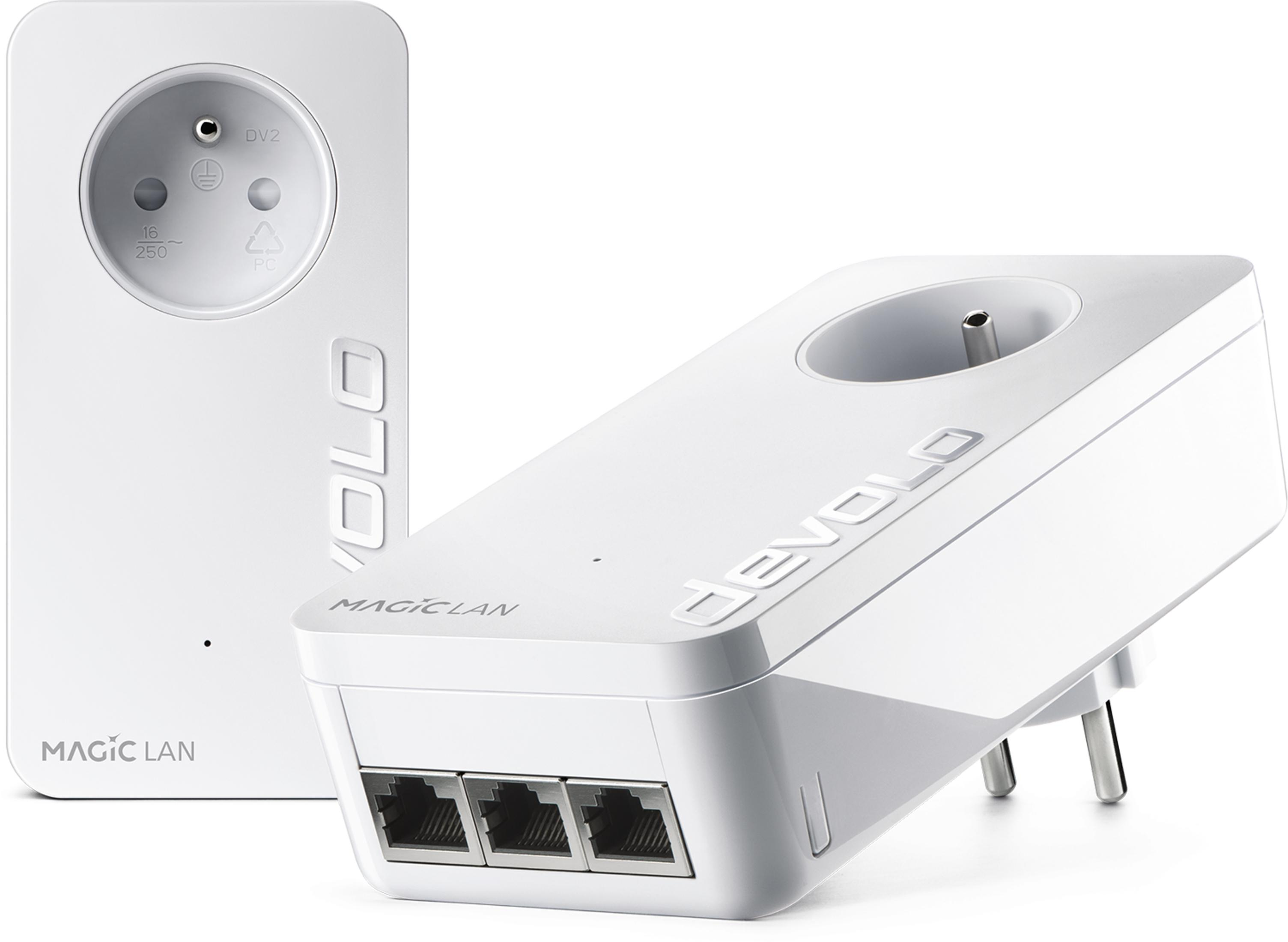 Zwei weiße Devolo Magic LAN Powerline Adapter mit Steckdose und Ethernet-Ports.