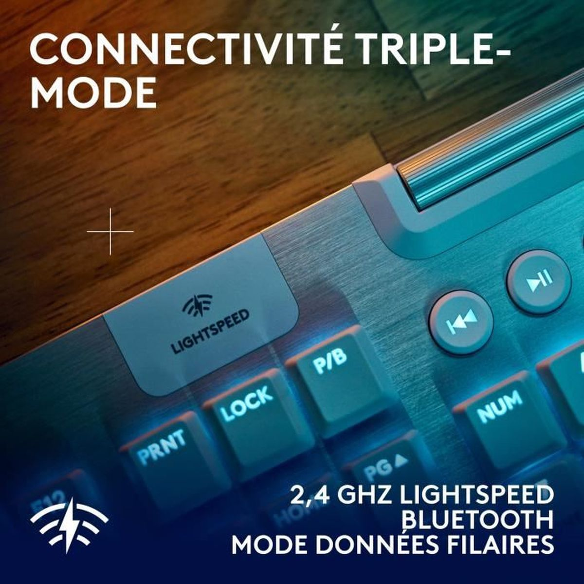 Nahaufnahme einer Tastatur mit beleuchteten Tasten und Text über Triple-Mode-Konnektivität.