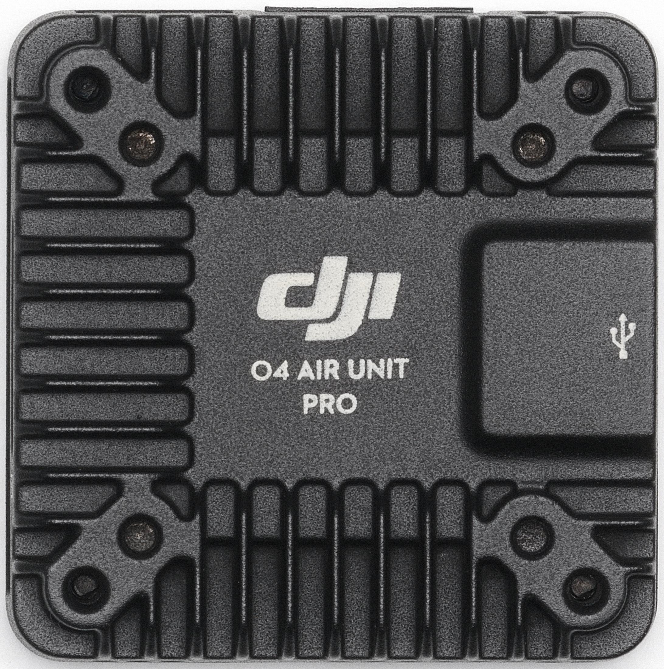 Schwarzer DJI O4 Air Unit Pro mit Kühlrippen, Schrauben und USB-Symbol.
