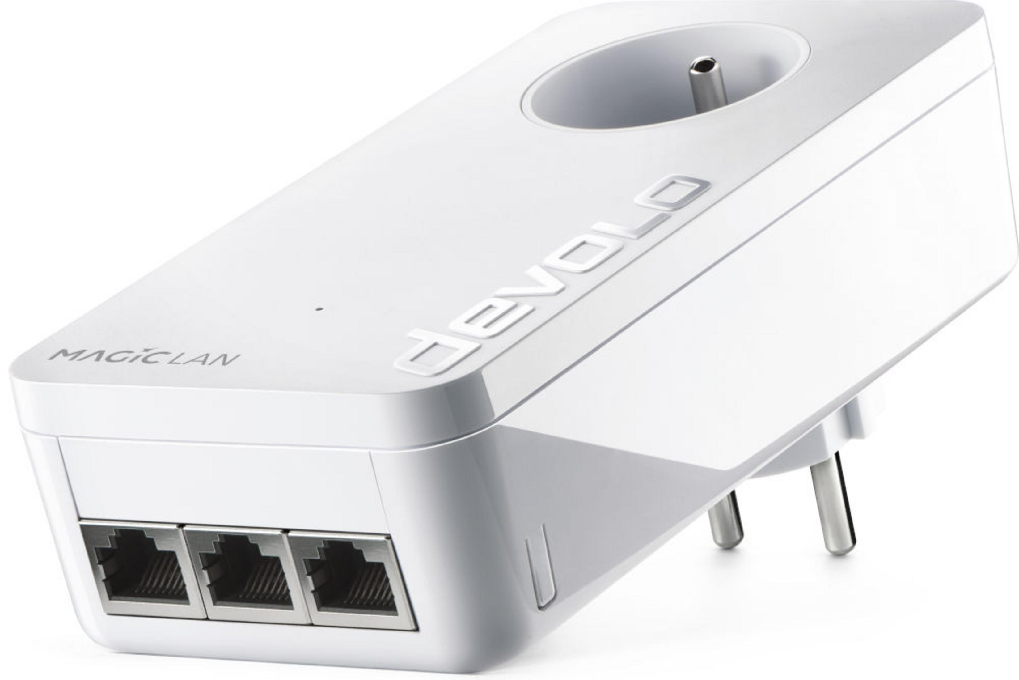 Ein weißer Devolo MagicLAN Powerline-Adapter mit drei Ethernet-Anschlüssen und einer Steckdose.