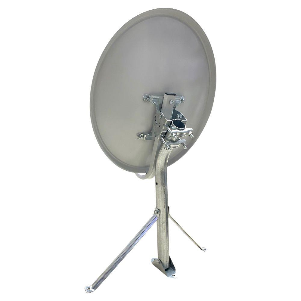 Metal ayaklı gümüş uydu çanağı, beyaz arka planda izole edilmiş.
