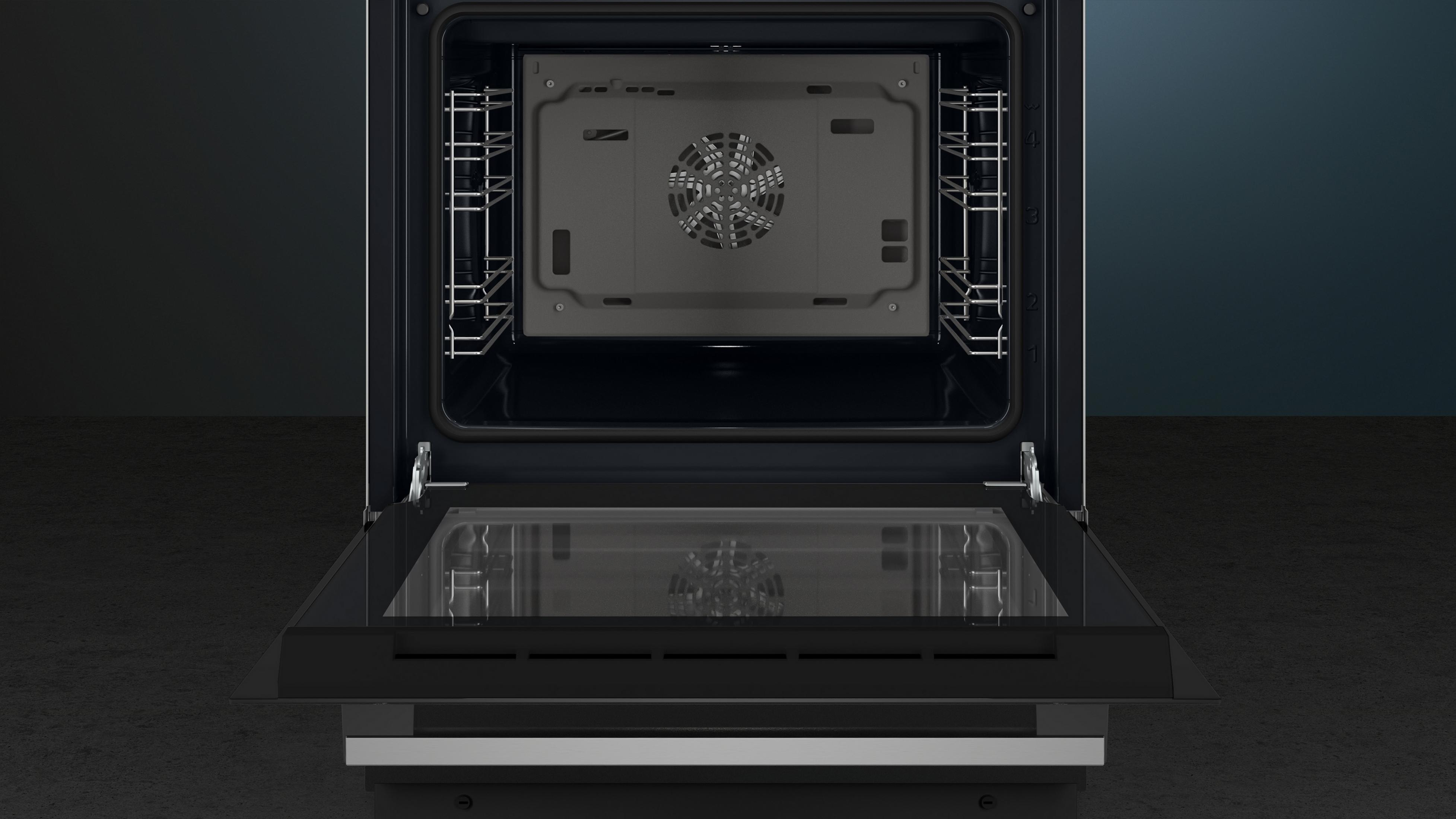 Un forno da incasso aperto con griglie metalliche e ventola.