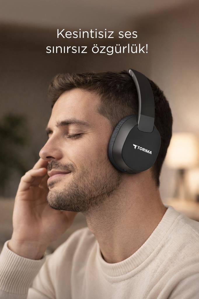 Gözleri kapalı bir adam siyah kulaklıkla müzik dinliyor.