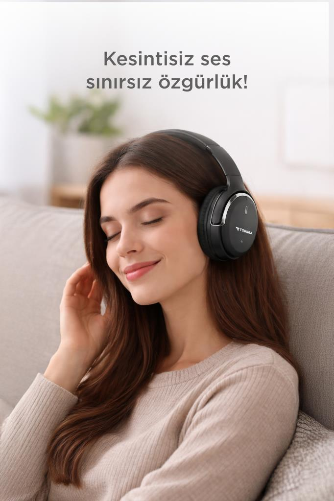 Gözleri kapalı bir kadın, siyah kulaklık takmış müzik dinliyor.