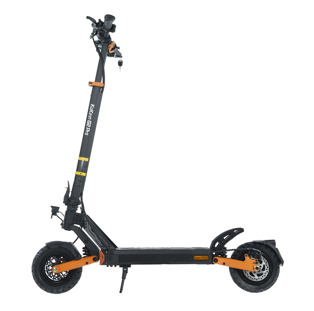 Un patinete eléctrico negro con detalles naranjas, visto de lado.