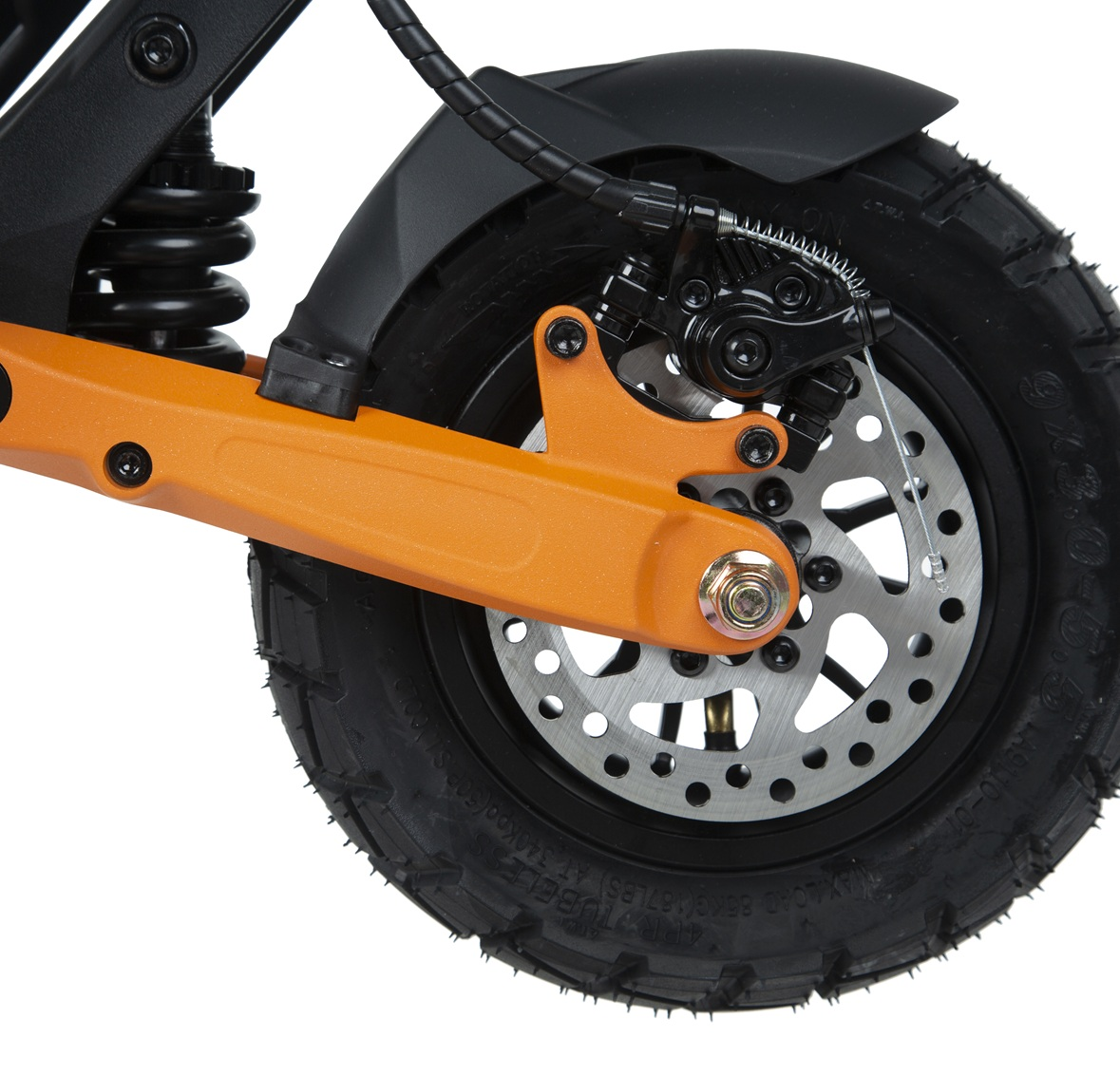 Parte naranja de un patinete eléctrico con freno de disco y neumático.