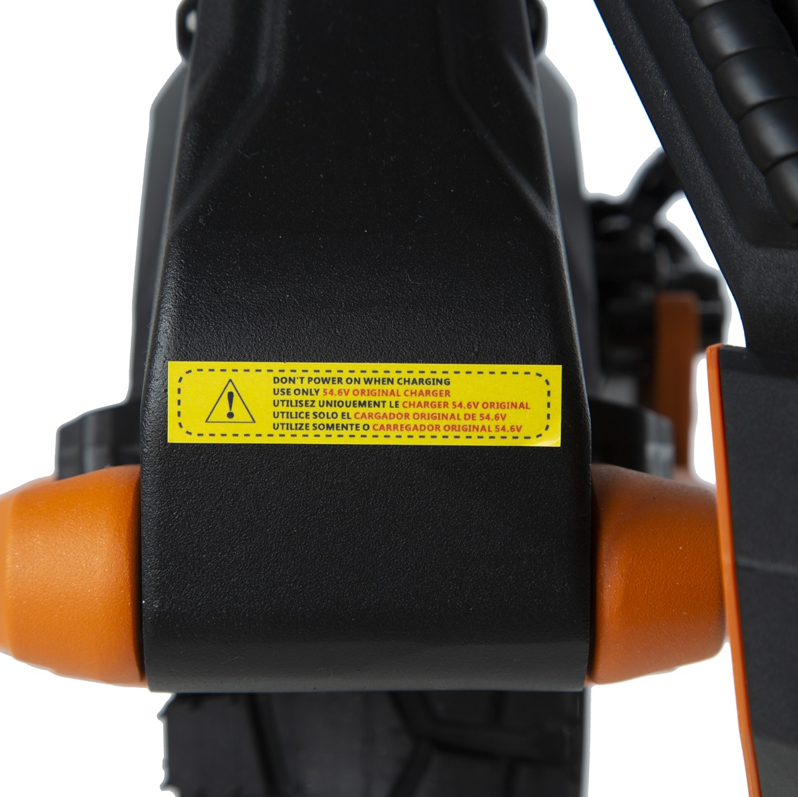 Etiqueta amarilla: No encender al cargar. Usar cargador original 54.6V.