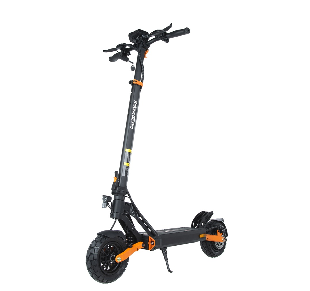 Un patinete eléctrico negro con detalles naranjas y neumáticos grandes.