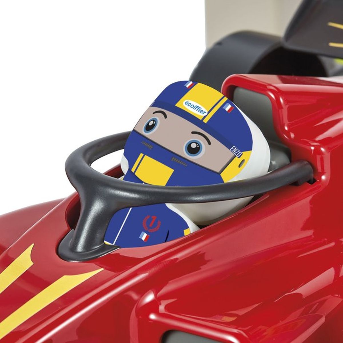 Una macchinina rossa con adesivo di casco da pilota raffigurante un bambino.
