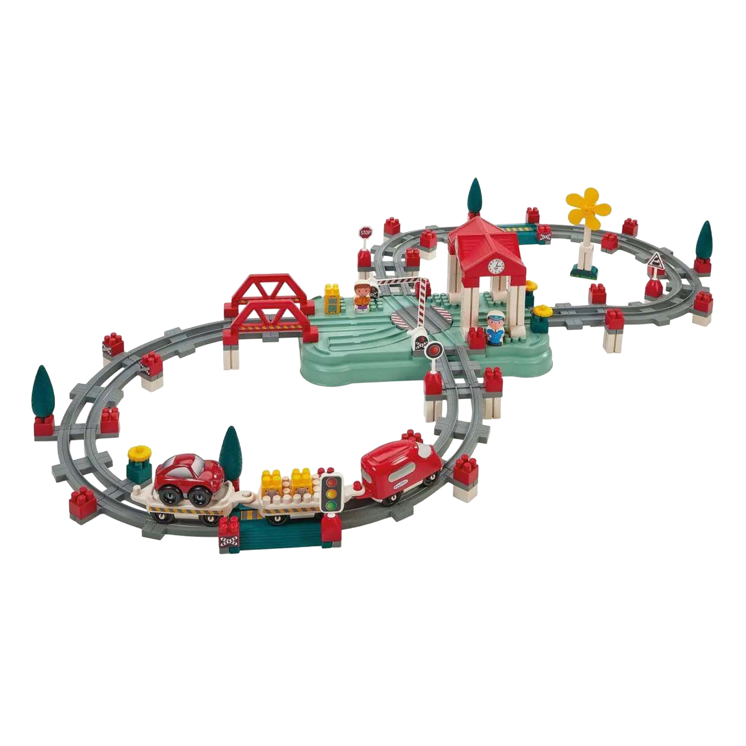 Un set di trenini giocattolo con binari, ponti, stazione, macchine e figure su sfondo bianco.