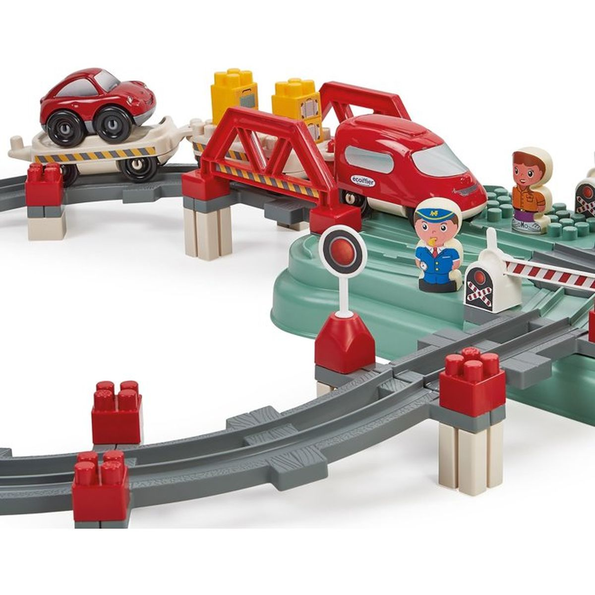 Treno giocattolo con auto rosse, ponte e figure sui binari.