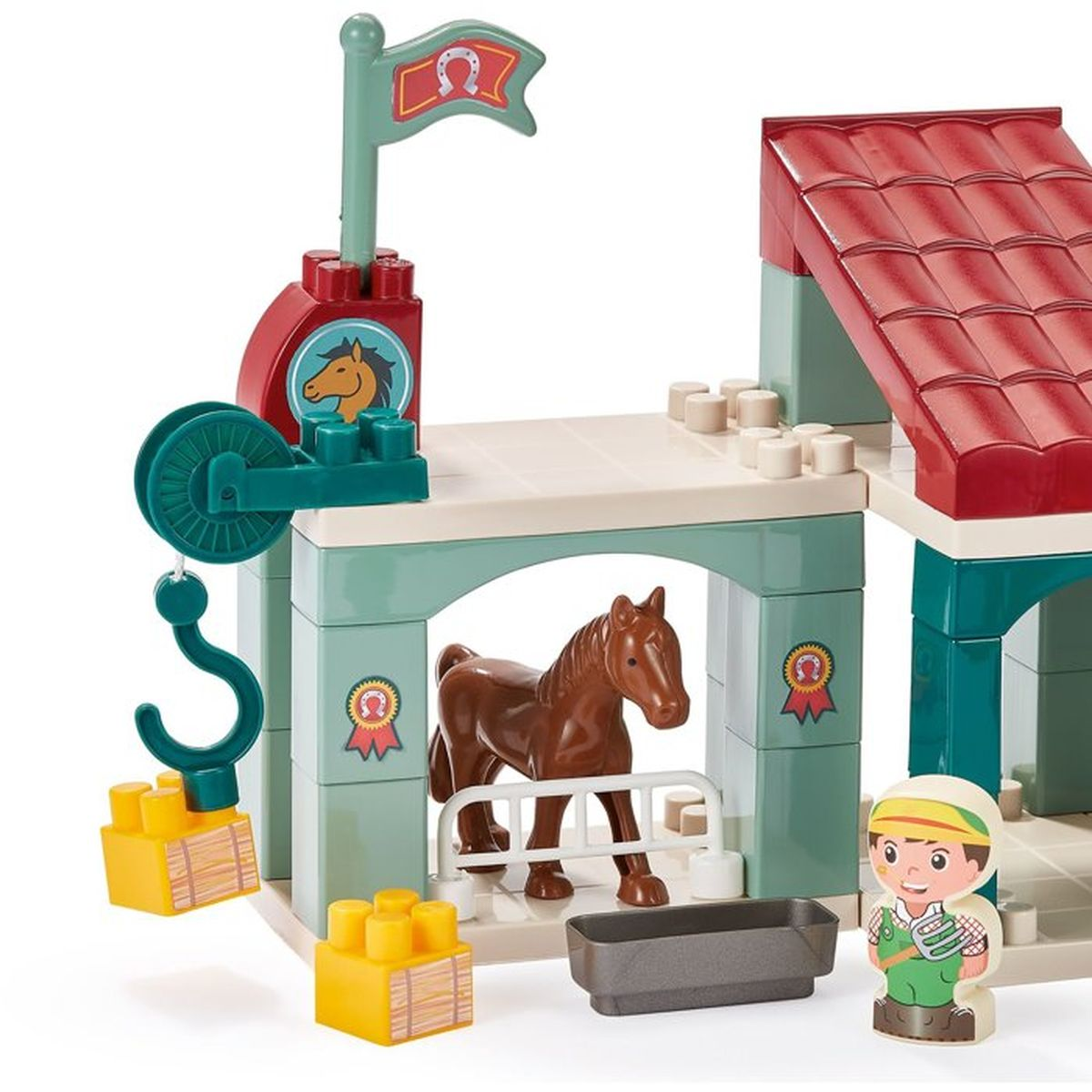Una scena di fattoria giocattolo con cavallo, fattore e gru.