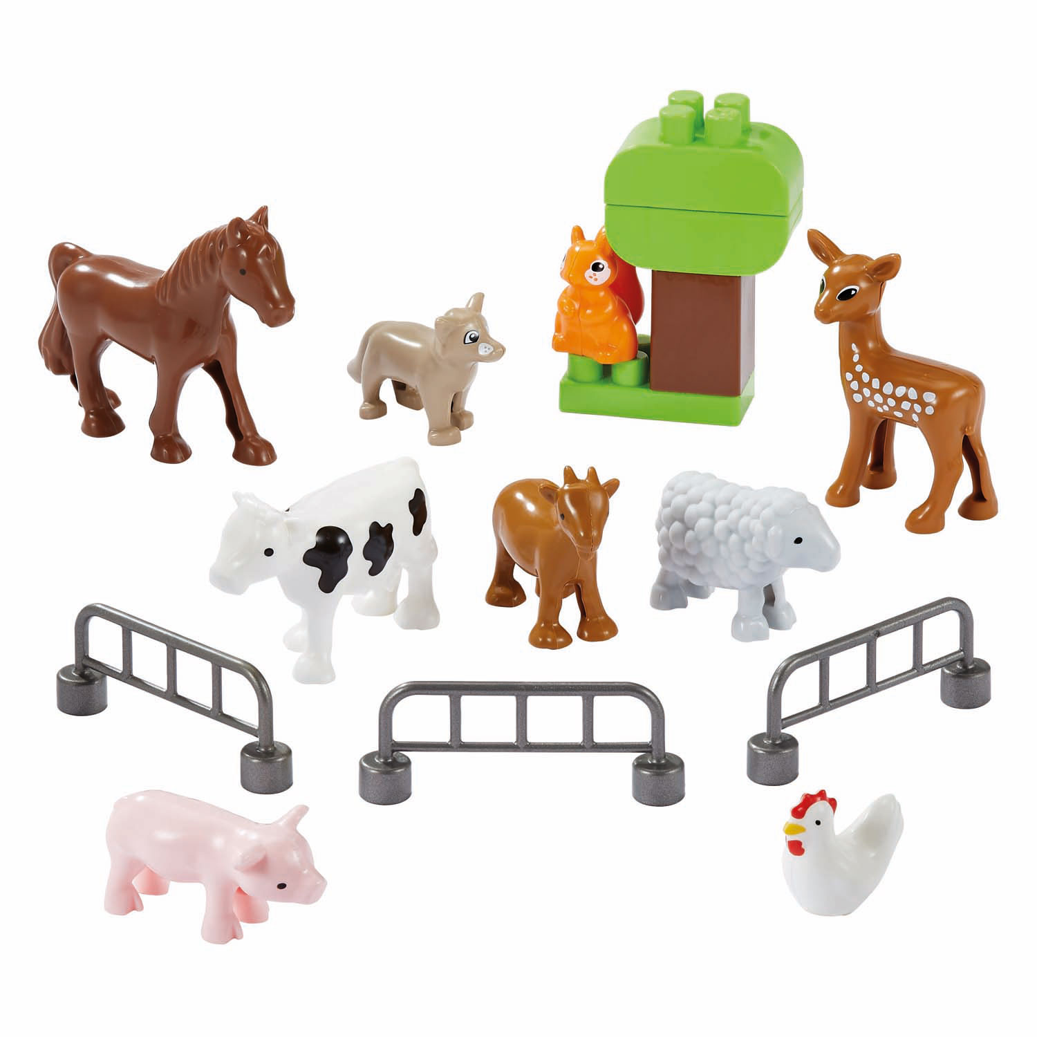 Animali da fattoria giocattolo: cavallo, mucca, pecora, maiale, gallina, cervo, scoiattolo, albero e recinti.