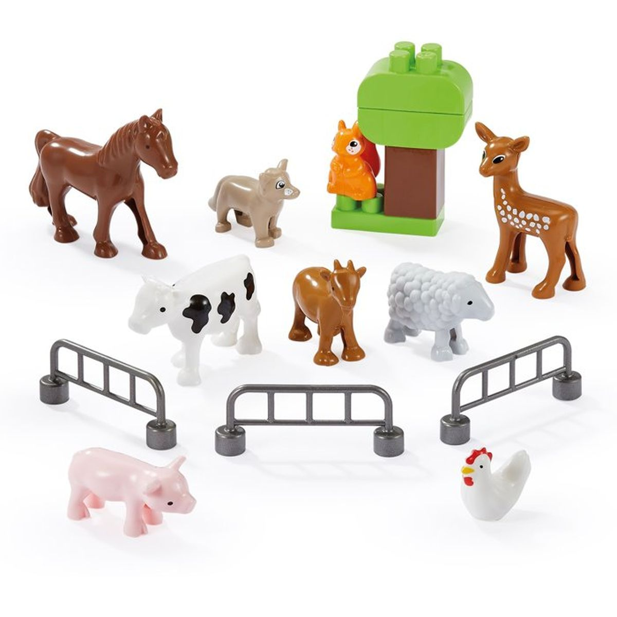 Set fattoria giocattolo con animali: cavallo, mucca, pecora, gallina, maiale, cervo, scoiattolo, albero, recinzioni.