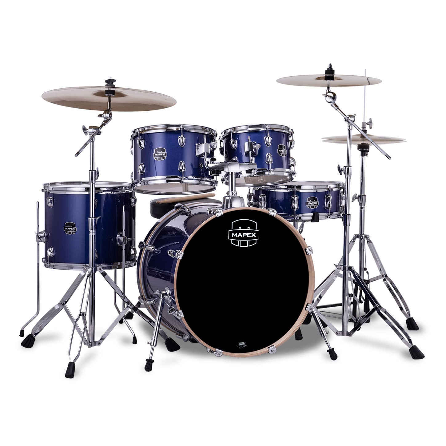 Krom donanım ve siyah davul başlarına sahip mavi bir Mapex davul seti.