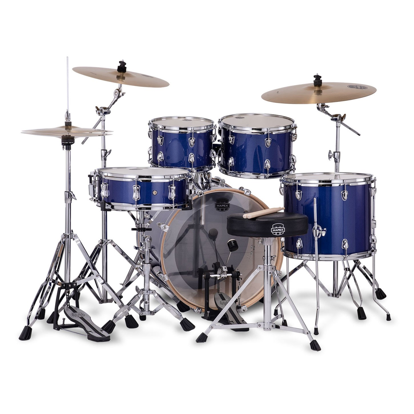 Mavi bir Mapex davul seti; zil, trampet, tom, bas davul ve tabure içerir.