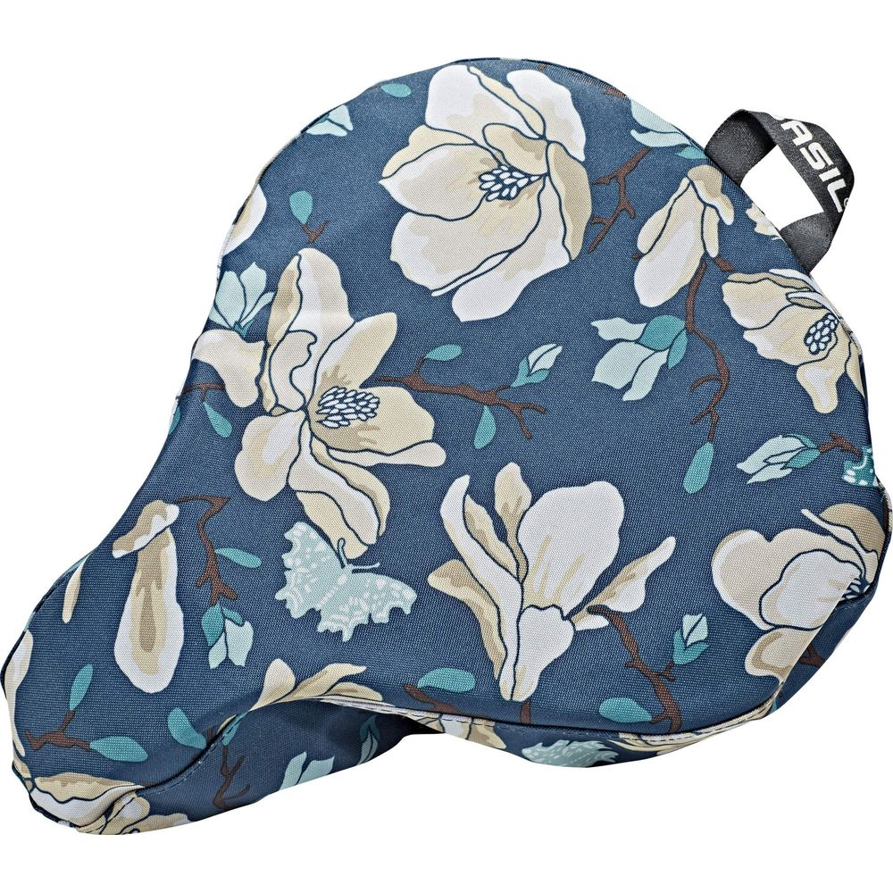 Ein blauer Fahrradsattelbezug mit einem Magnolienblumenmuster und einem Schmetterling.