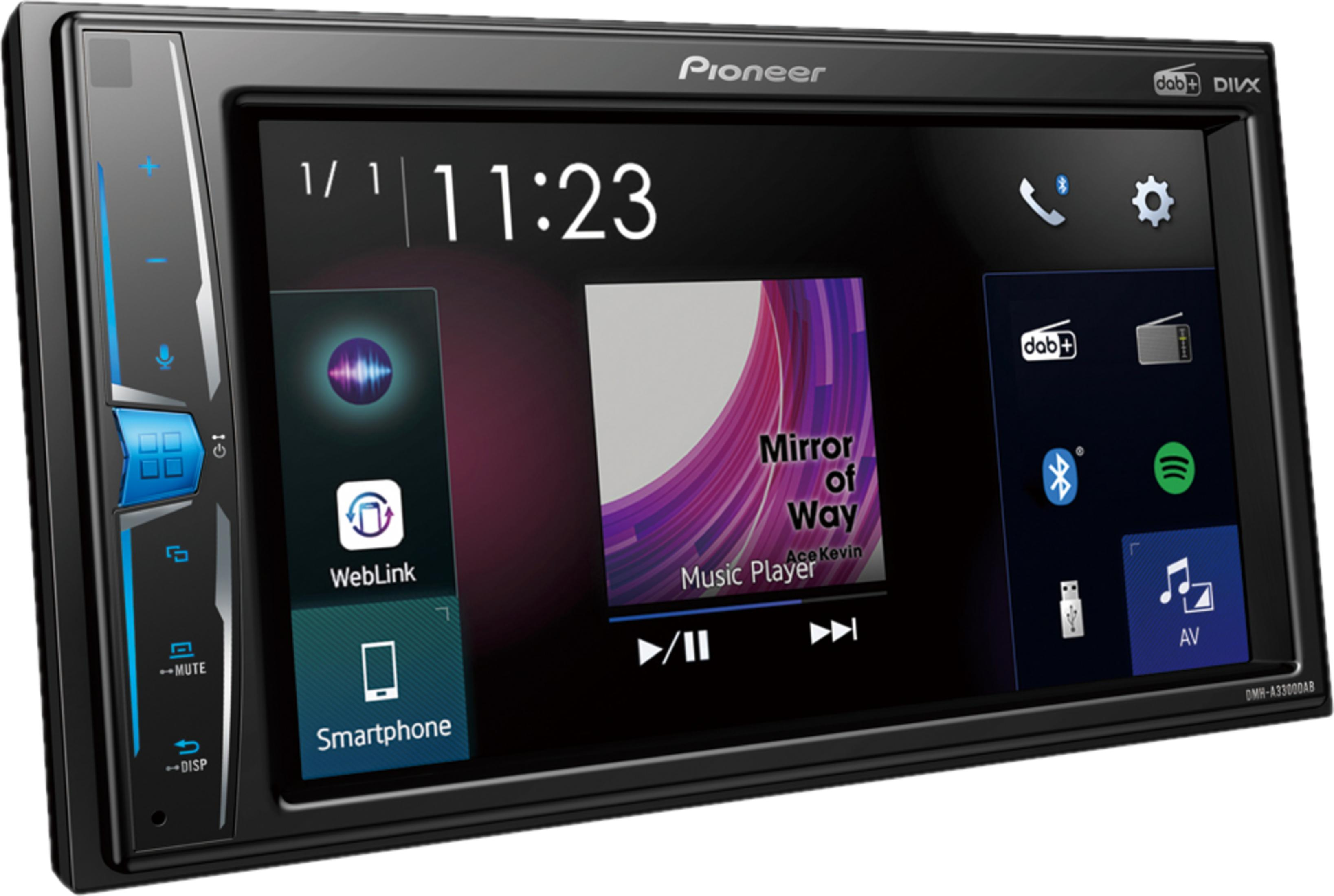 Ein Pioneer Autoradio-Display zeigt 11:23 Uhr und Musiktitel an.