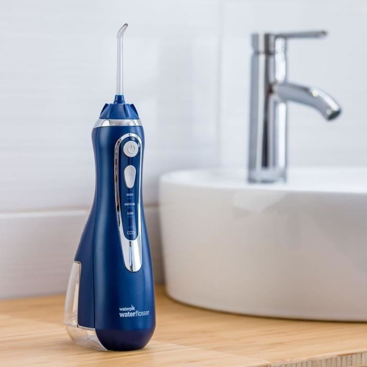 Ein blauer Wassserflosser steht auf einem Holztisch neben einem Waschbecken.