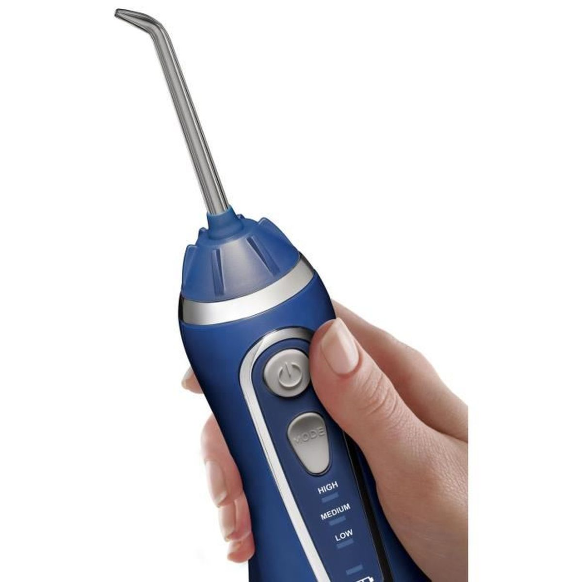 Eine Hand hält eine blaue Munddusche mit Metallspitze und Bedienelementen.