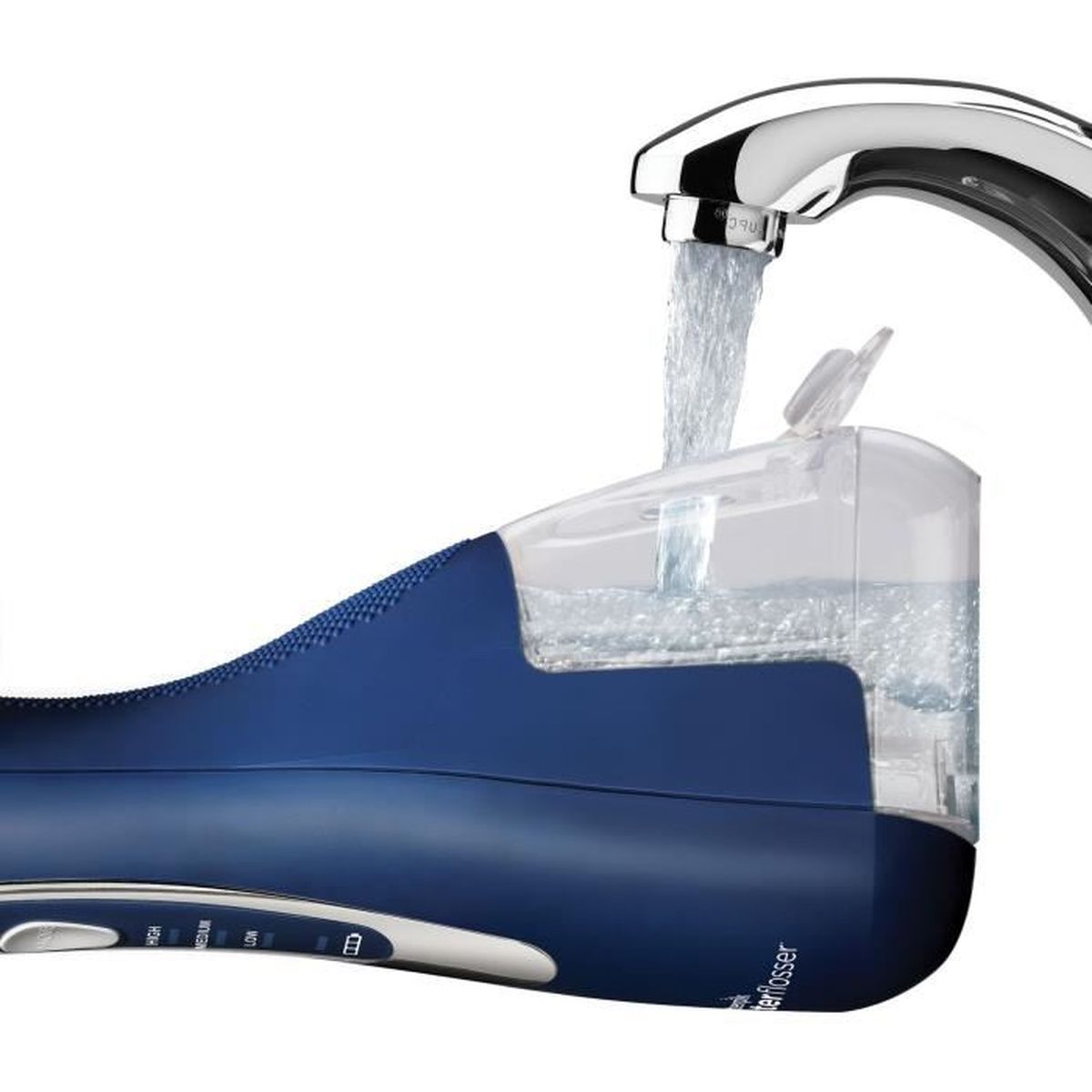 Wasser fließt aus einem Wasserhahn in einen blauen Mundduschenbehälter.