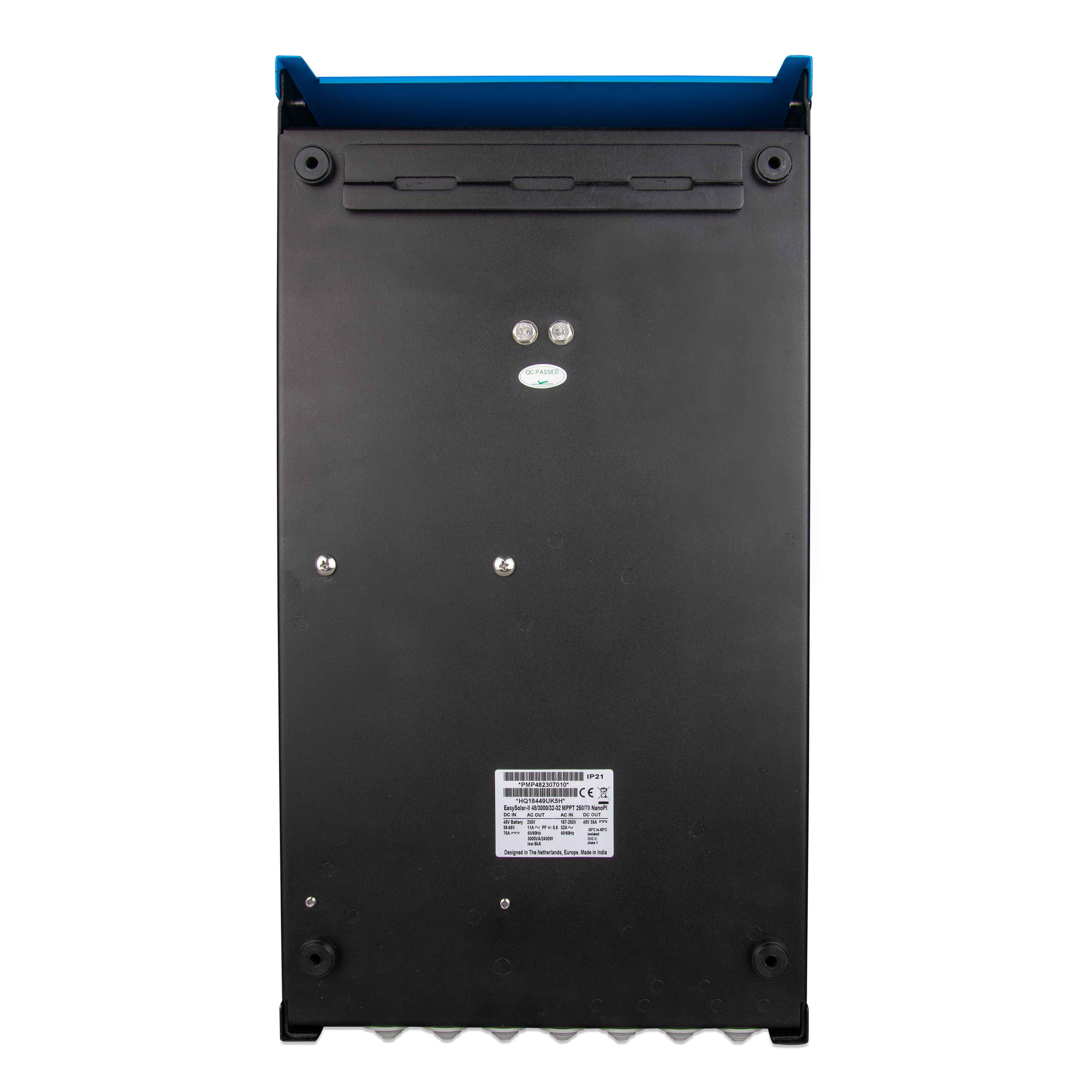 Rückseite eines blauen und schwarzen Geräts mit einem QC-Pass-Aufkleber und technischen Details.