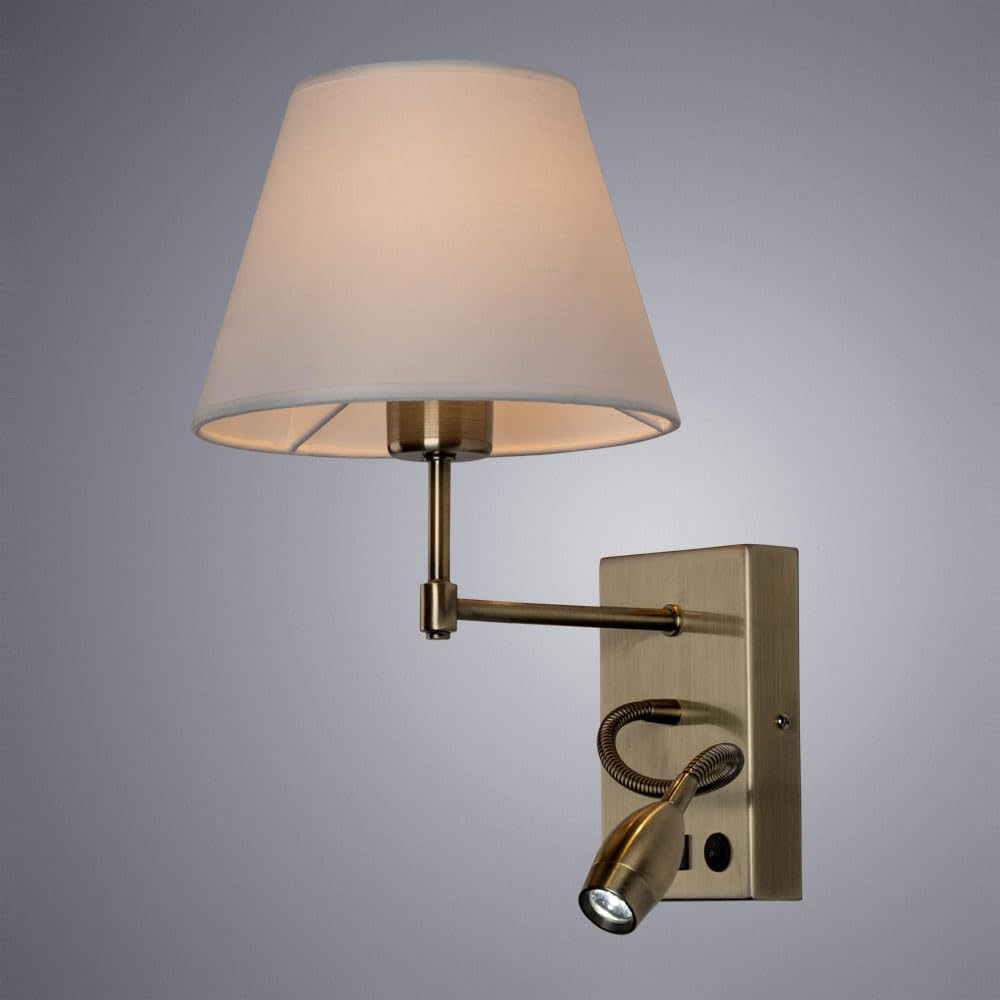 Eine Messing-Wandlampe mit Stoffschirm und verstellbarer Leselampe.